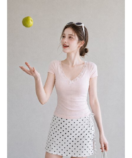 여름 부드러운 소녀 센스 레이스 V넥 반팔 티셔츠 여성 달콤함 연령 감소 나비 매듭 몸매 가꾸기 슬림해 보이는 긍정적 인 어깨 의류