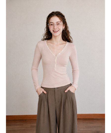 가을 새로운 한 부서 핑크색 V넥 단추 디자인 배색 긴팔 티셔츠 여성 몸매 가꾸기 부드러운 미니멀리즘 기본 셔츠