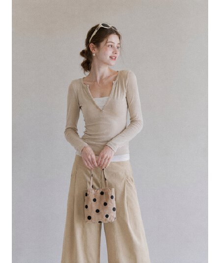 가을 새로운 품격 다용도 배색 페이크 레이어드 V넥 긴팔 티셔츠 여성 디자인 센스 몸매 가꾸기 슬림해 보이는 만나는 맨위