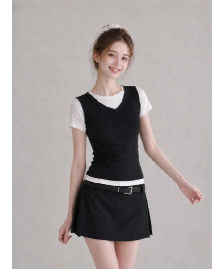 여름 새로운 한국 스타일 페이크 레이어드 흑인과 백인 배색 라운드 넥 티셔츠 여성 스택 착용 몸매 가꾸기 연령 감소 슬림해 보이는 반팔 맨위