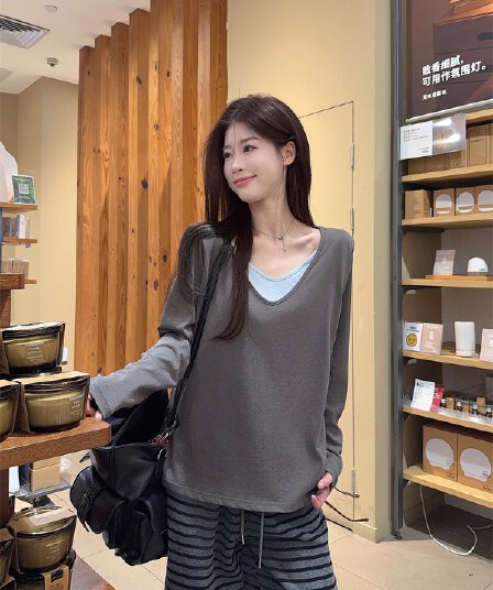 실사 정가 봄 한국 스타일 페이크 레이어드 V넥 루즈핏 슬림해 보이는 긍정적 인 어깨 미니멀리즘 다용도 긴팔 티셔츠 맨위 여성