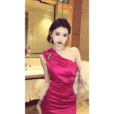 批发法式千金高级感镶钻斜肩连衣裙秋冬<b class='q'>新款</b>气质修身礼服包臀短裙子女