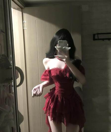 여름 새로운 프랑스식 달콤한 매운맛 품격 디자인 센스 둘 착용 슬립 오프숄더 드레스 불규칙 슬림해 보이는 미니 스커트