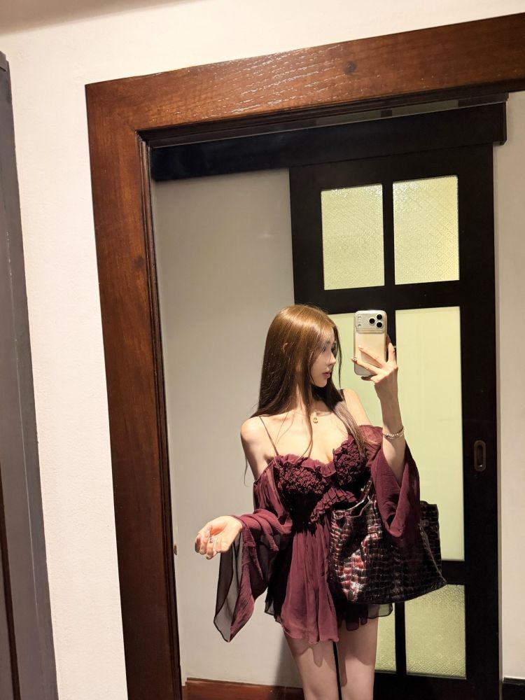 여름 새로운 순수한 욕망 바람 핫걸 섹시함 디자인 부드러운 백리스 긴팔 실 인터넷 프릴 몸매 가꾸기 슬립 미니 스커트