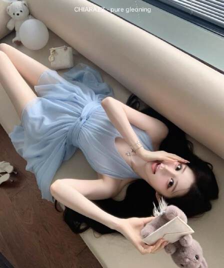 여름 프랑스식 부드러운 파란색 민소매 디자인 센스 고급 행침 목 백리스 패치워크 허리 수축 슬림해 보이는 점프 슈트 미니 스커트