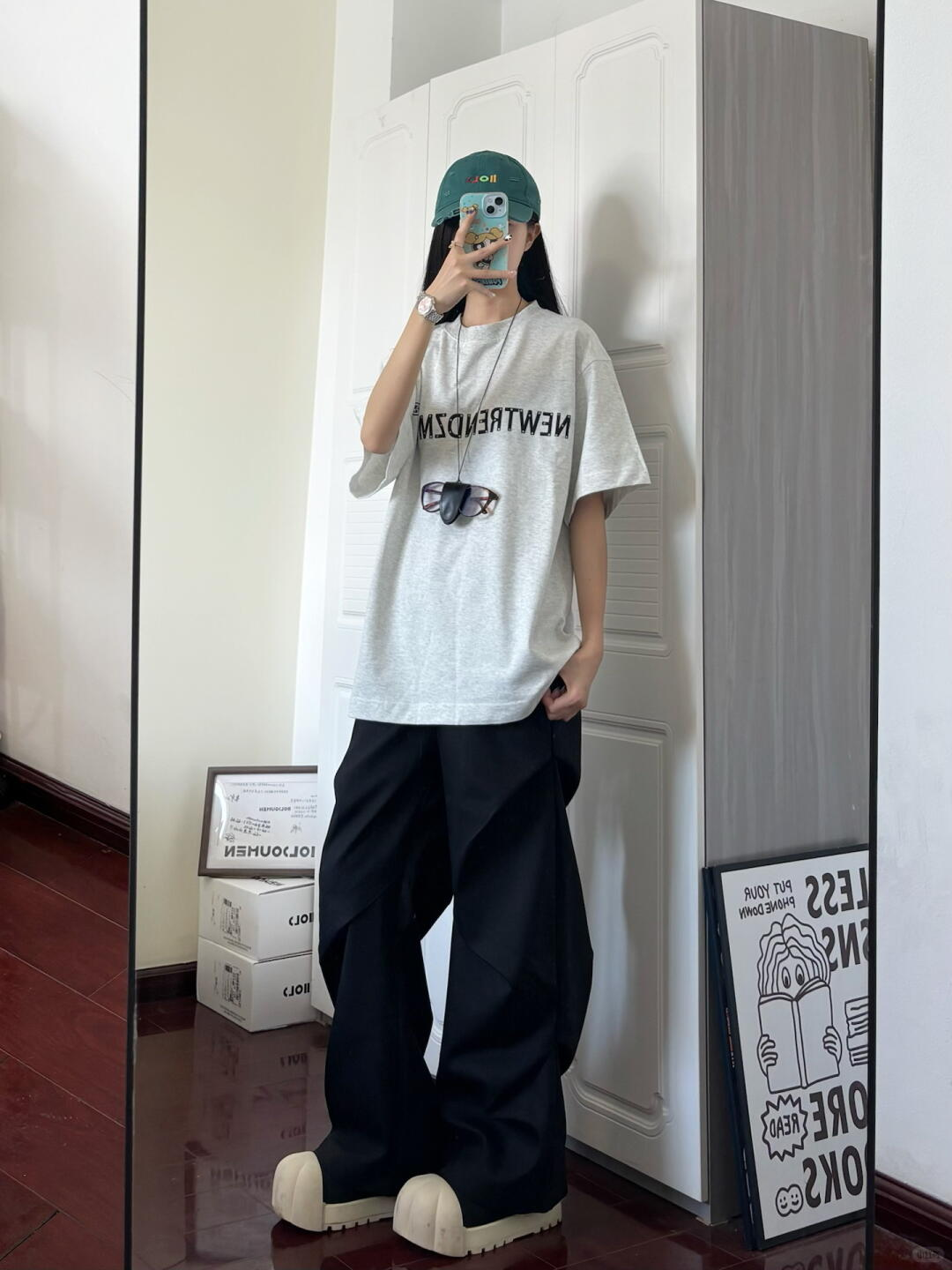 빗질하다 닫기 알파벳 패턴 프린트 루즈핏 반팔 티셔츠