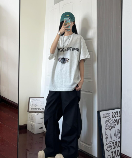 빗질하다 닫기 알파벳 패턴 프린트 루즈핏 반팔 티셔츠