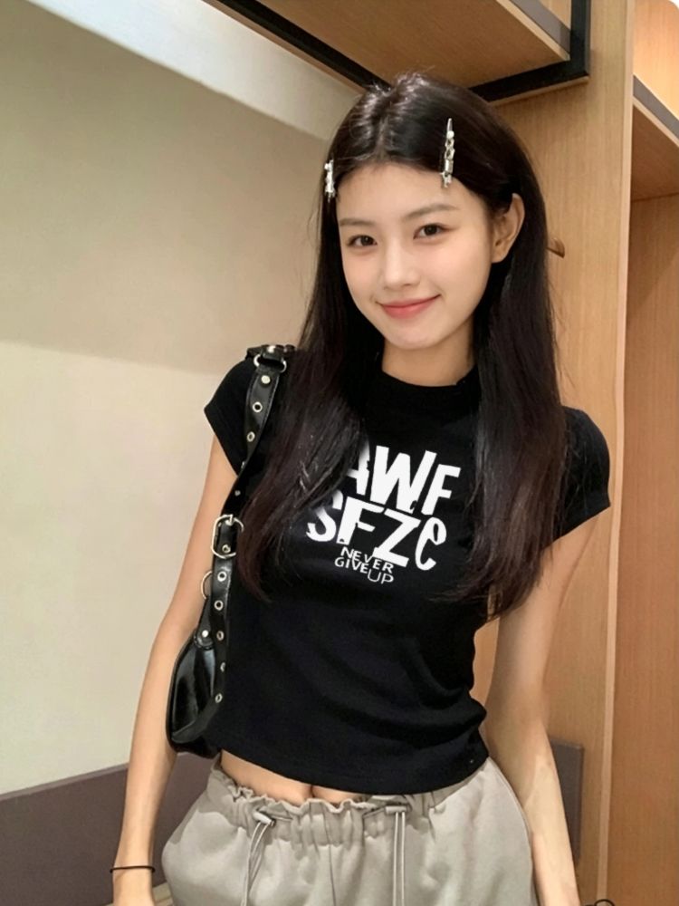 여름 새로운 회색 라운드 넥 긍정적 인 어깨 반팔 티셔츠 여성 알파벳 디자인 센스 작은 대중 쇼트 스타일 이슬 뼈의 슬림해 보이는 맨위