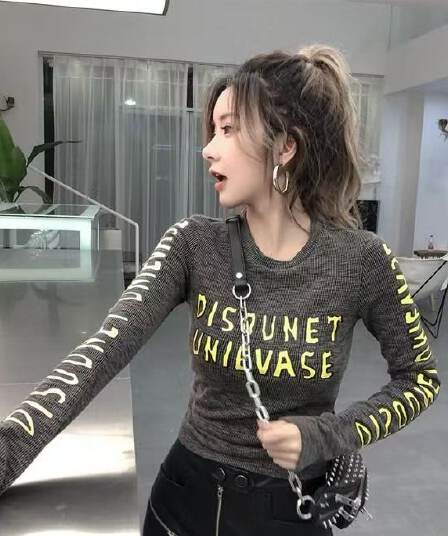 몸매 가꾸기 슬림해 보이는 기본 셔츠 한국 스타일 봄 가을 새로운 긴팔 티셔츠 다용도 학생 알파벳 프린트 맨위 여성