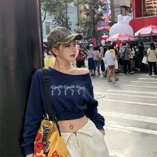 仿棉华棉复合牛奶丝310克  秋季美式复古印花款一字肩长袖卫衣女
