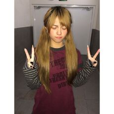 批发<b class='q'>街头</b>轻亚正肩长袖t恤女早秋黑红条纹拼接假两件显瘦印花上衣