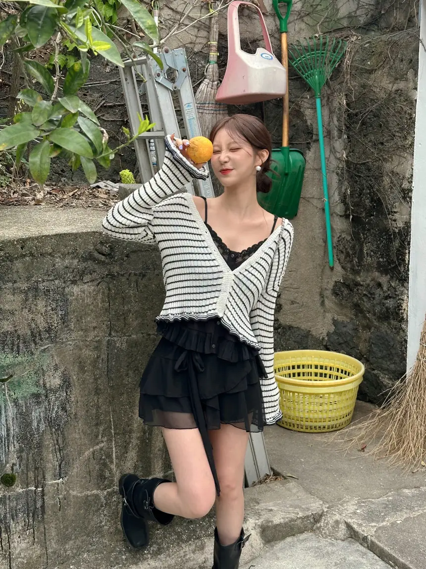스트라이프 프릴 배색 V넥 니트 가디건 상세 이미지 22