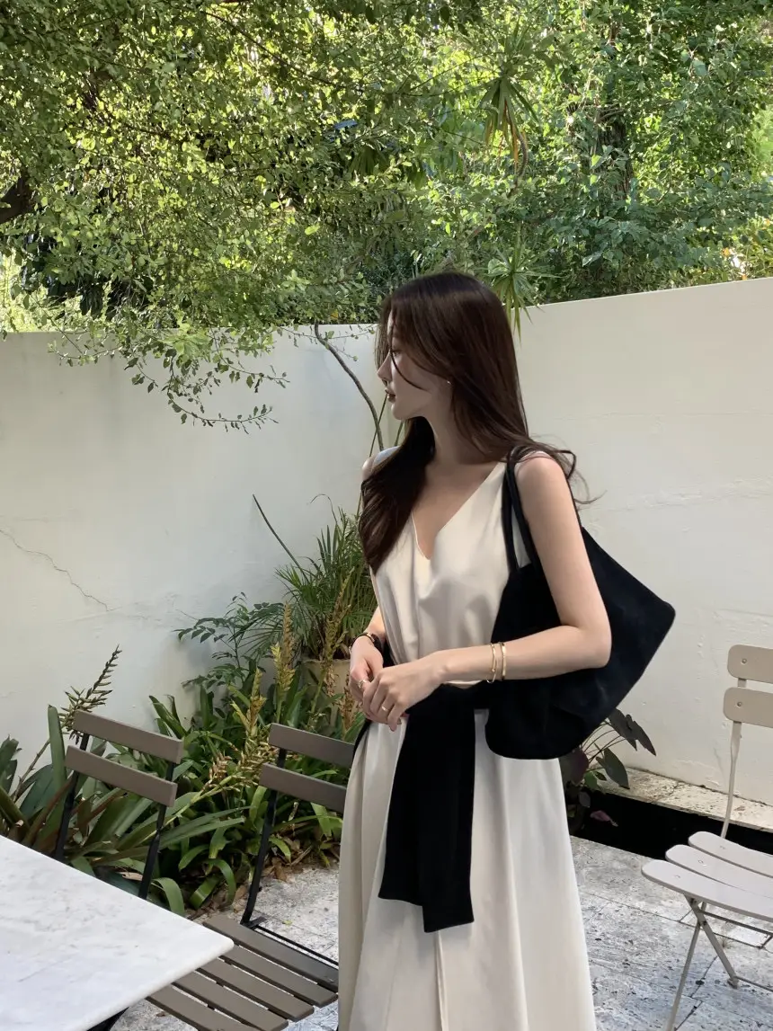 V넥 민소매 끈 디테일 롱 원피스 상세 이미지 3