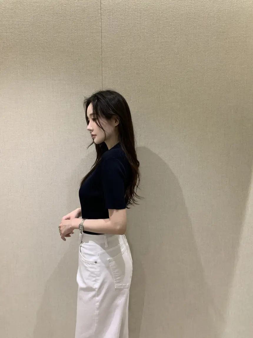 V넥 사선 버튼 반소매 니트 상세 이미지 17