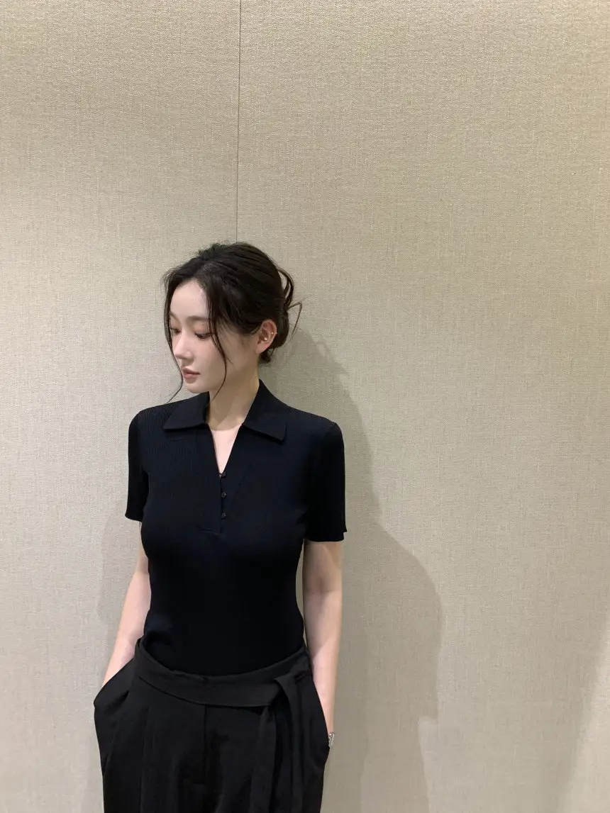 V넥 사선 버튼 반소매 니트 상세 이미지 27