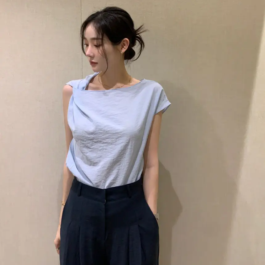 비대칭 넥라인 단색 반소매 블라우스