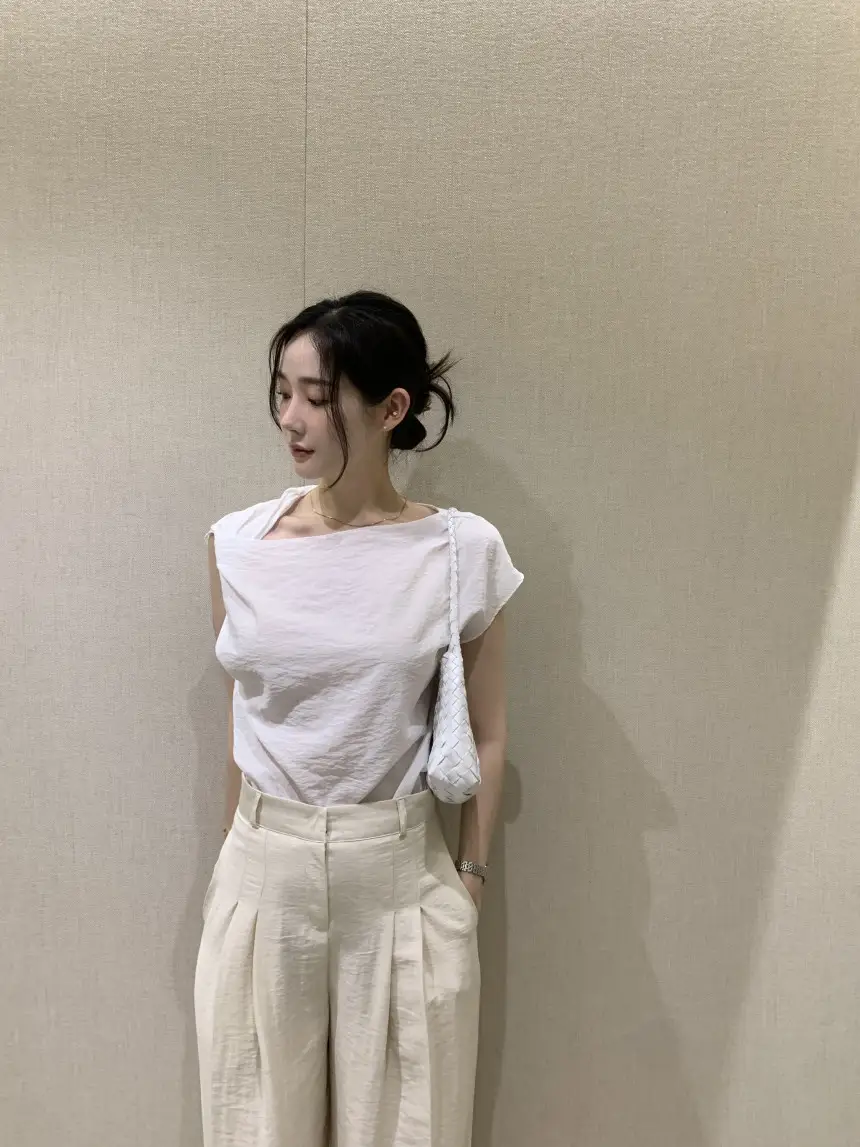 비대칭 넥라인 단색 반소매 블라우스 상세 이미지 1