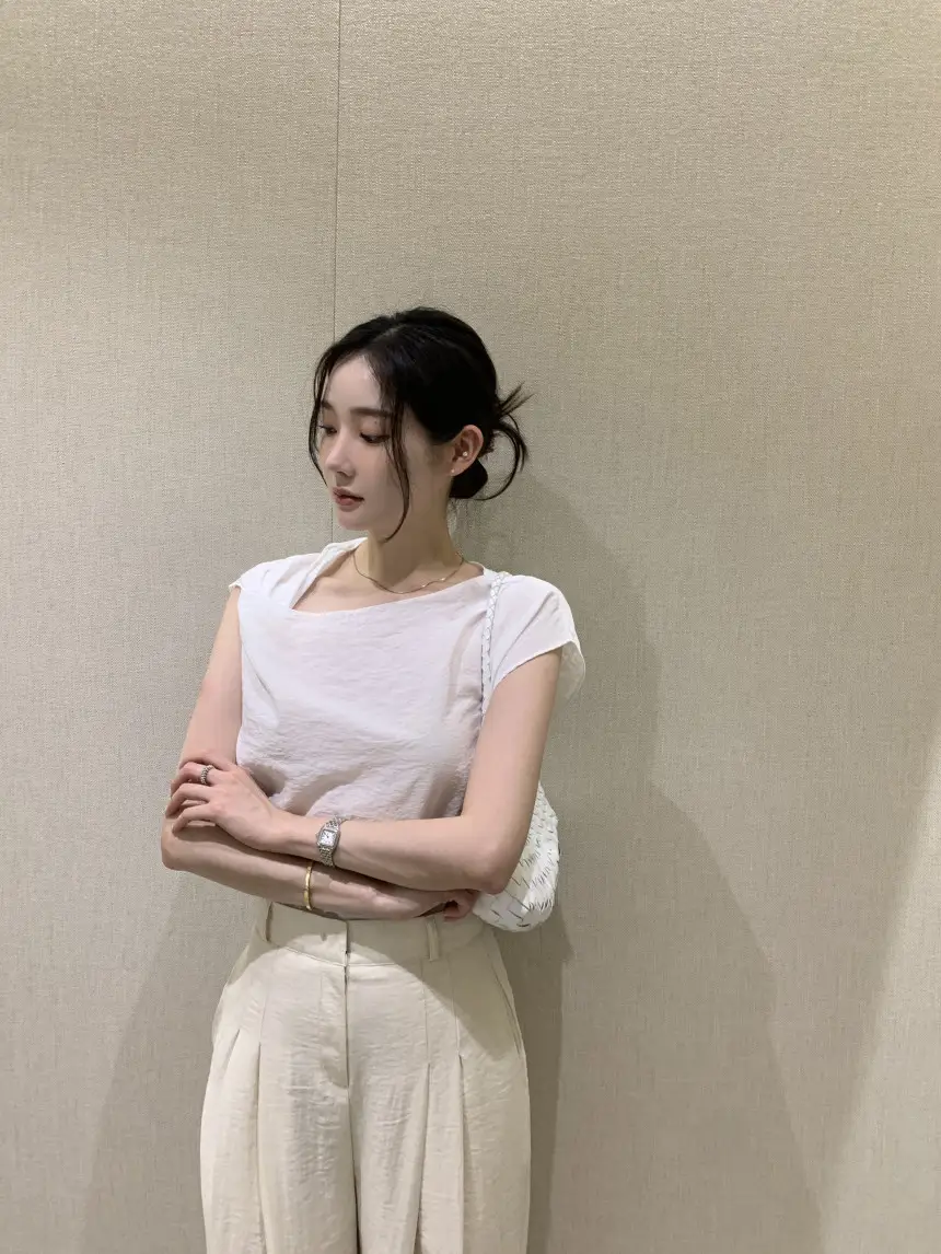 비대칭 넥라인 단색 반소매 블라우스 상세 이미지 2