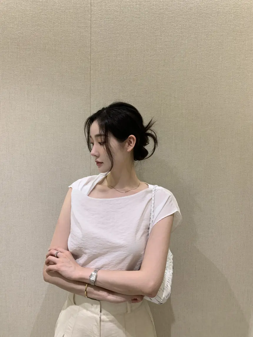 비대칭 넥라인 단색 반소매 블라우스 상세 이미지 3