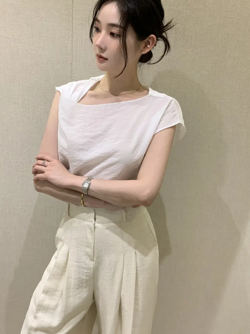 비대칭 넥라인 단색 반소매 블라우스 상세 이미지 5