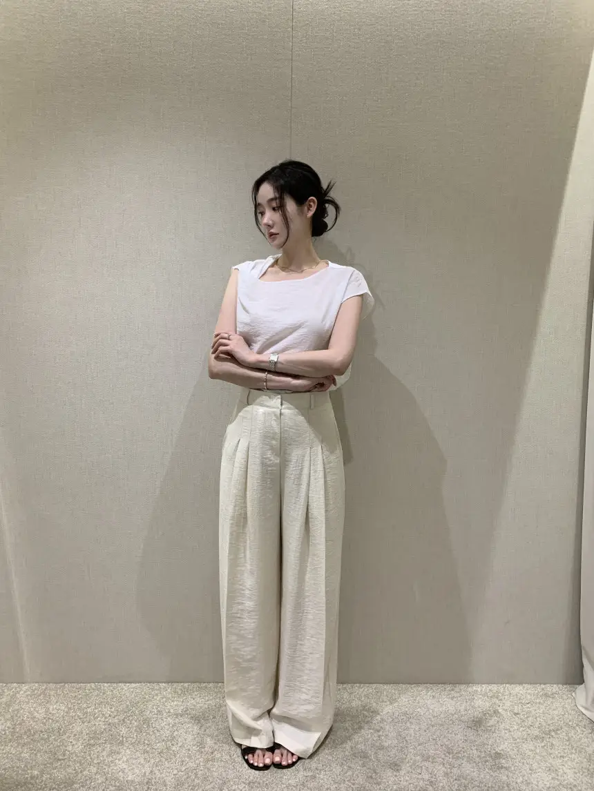 비대칭 넥라인 단색 반소매 블라우스 상세 이미지 6