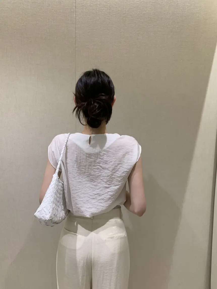비대칭 넥라인 단색 반소매 블라우스 상세 이미지 7