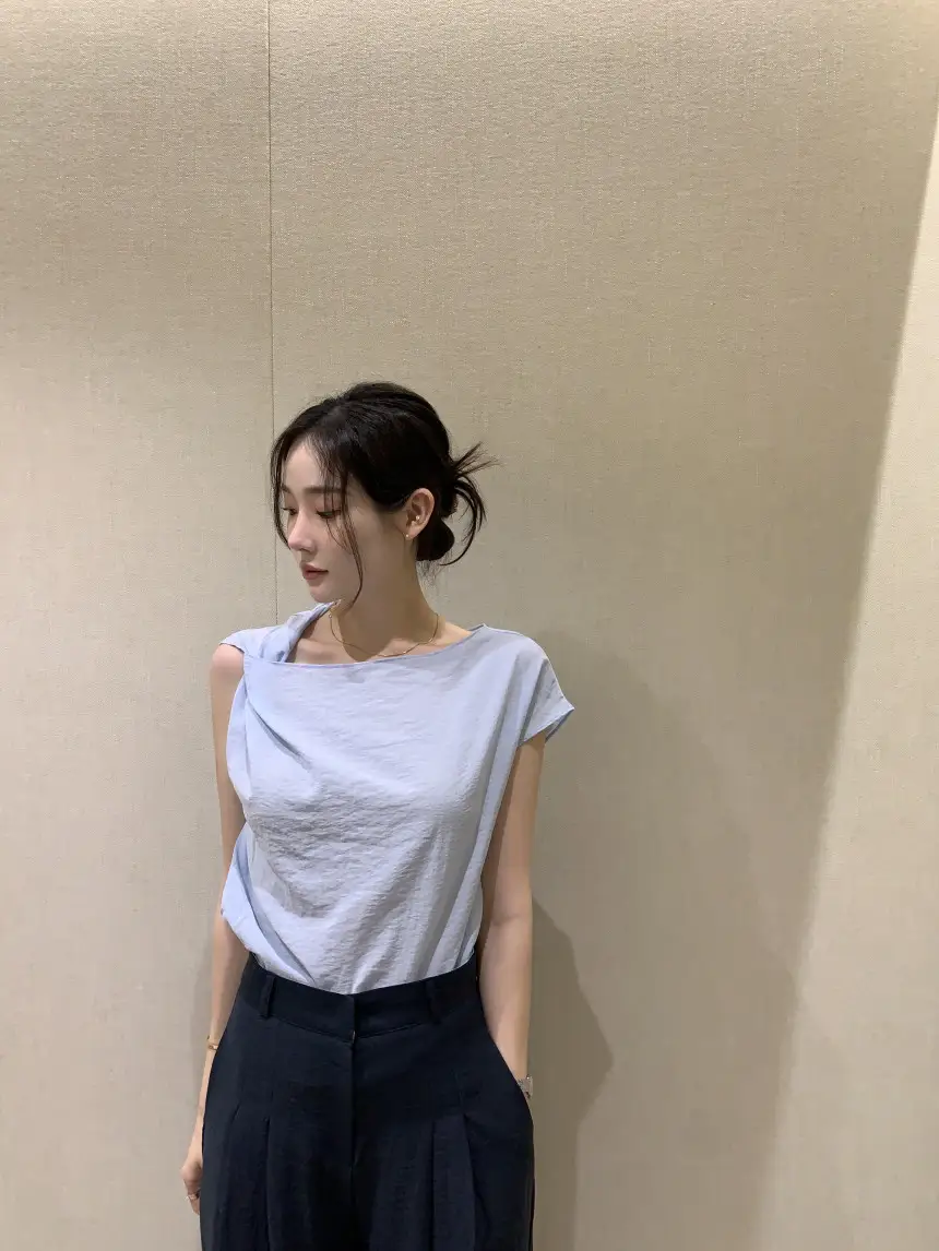 비대칭 넥라인 단색 반소매 블라우스 상세 이미지 8