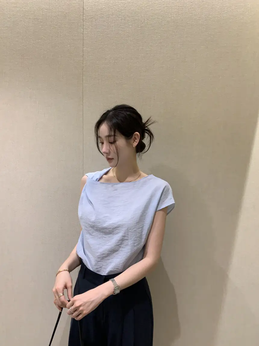 비대칭 넥라인 단색 반소매 블라우스 상세 이미지 9