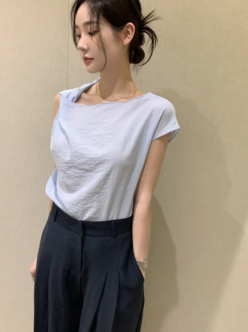 비대칭 넥라인 단색 반소매 블라우스 상세 이미지 10