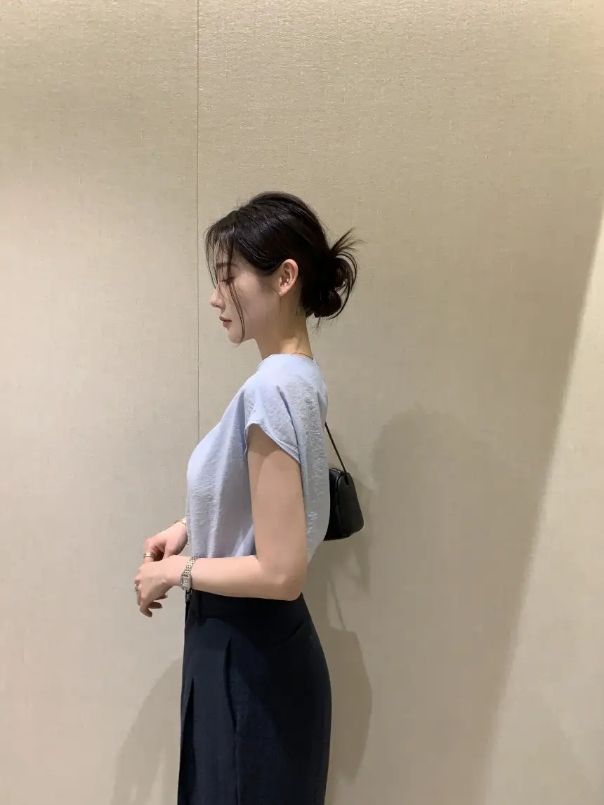 비대칭 넥라인 단색 반소매 블라우스 상세 이미지 11
