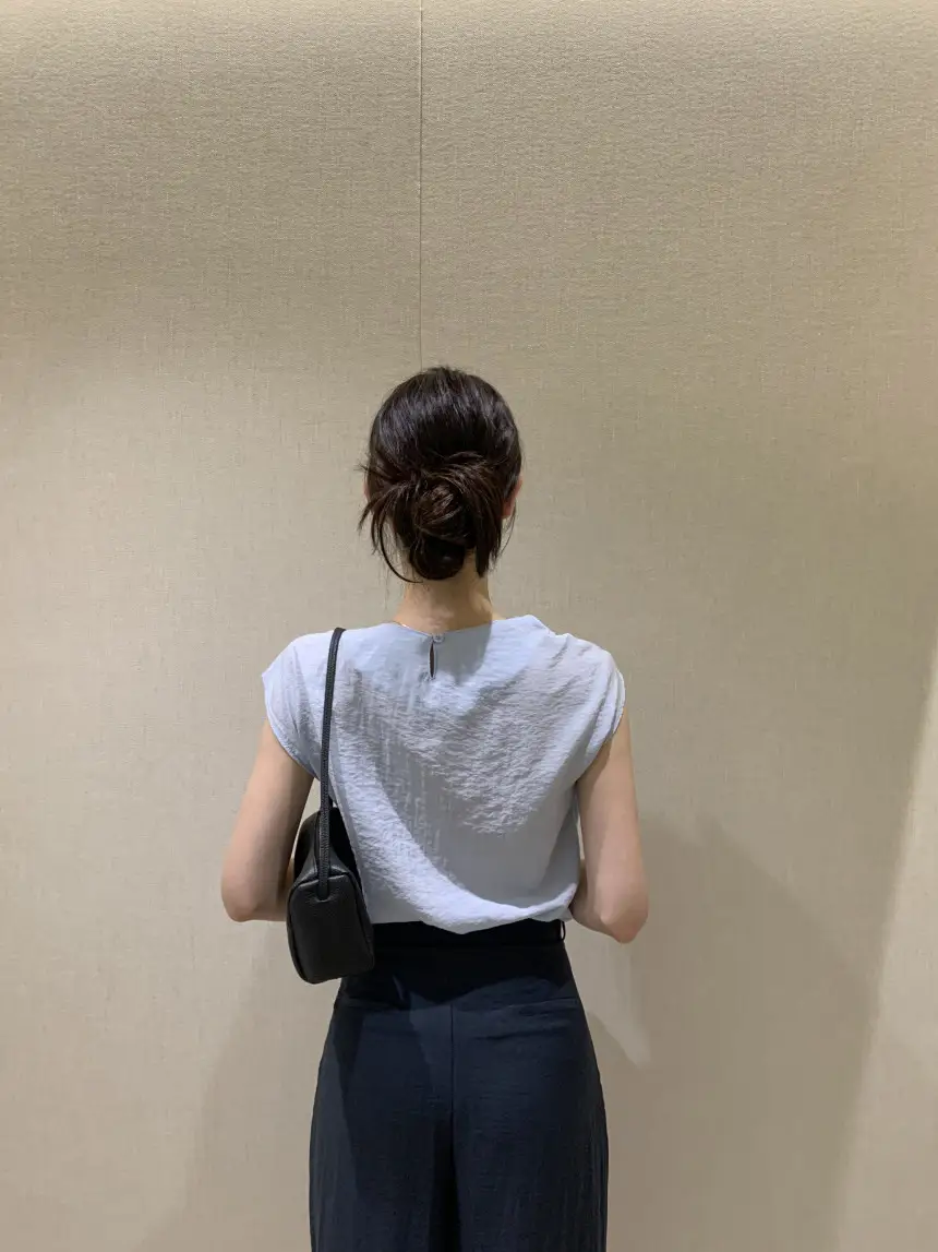 비대칭 넥라인 단색 반소매 블라우스 상세 이미지 12