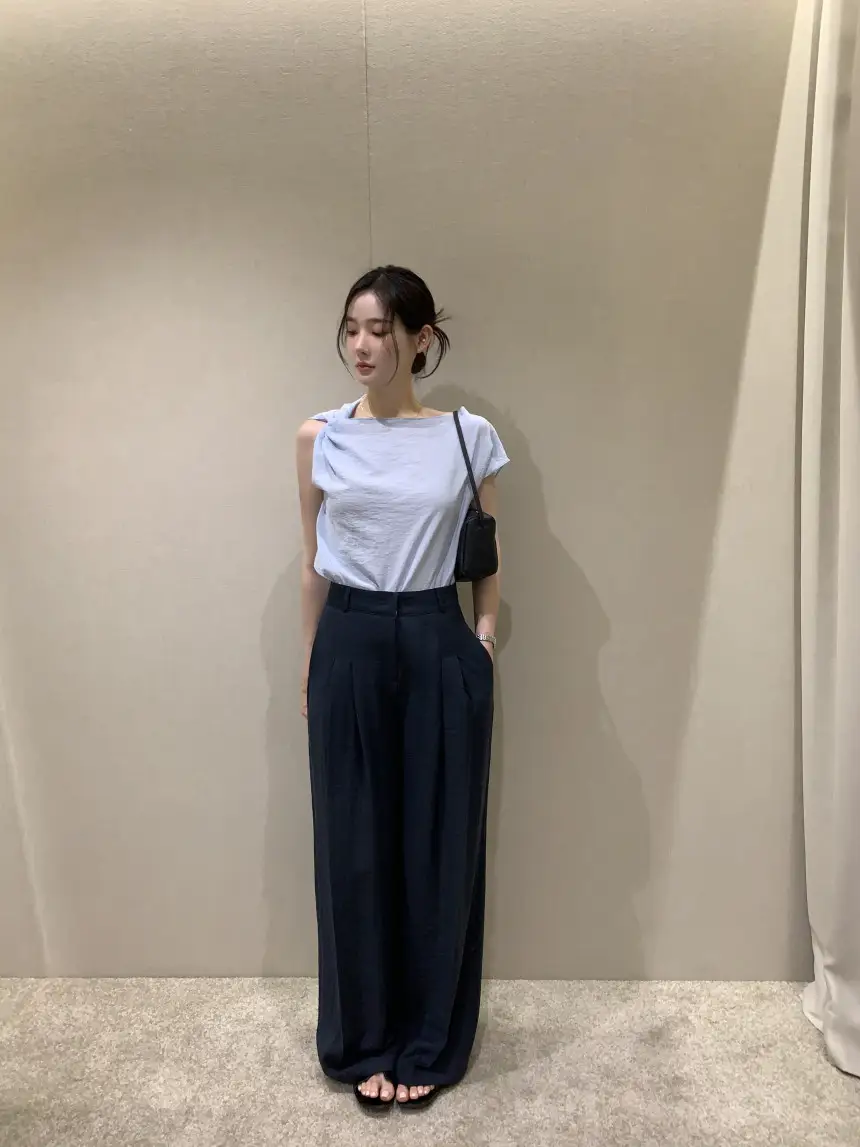 비대칭 넥라인 단색 반소매 블라우스 상세 이미지 14