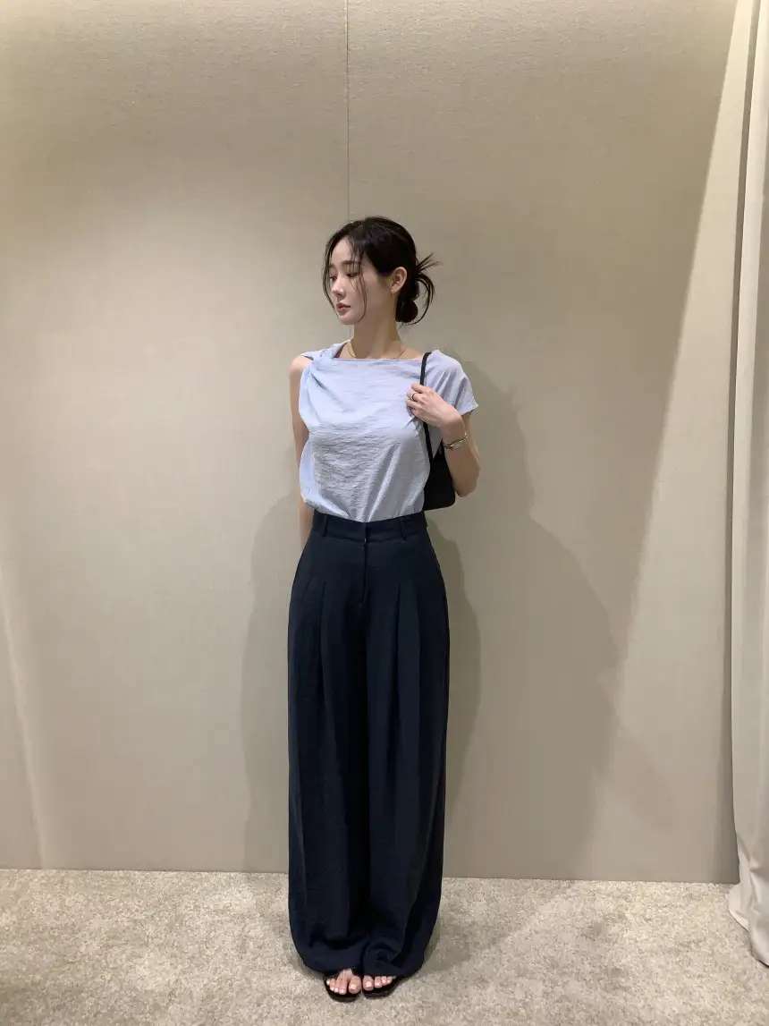 비대칭 넥라인 단색 반소매 블라우스 상세 이미지 15
