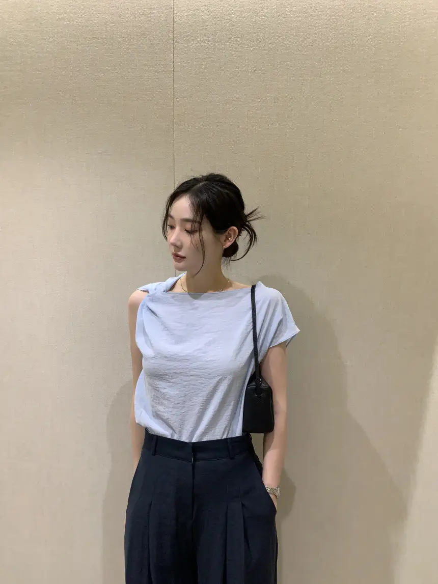 비대칭 넥라인 단색 반소매 블라우스 상세 이미지 16