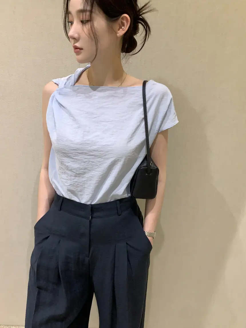 비대칭 넥라인 단색 반소매 블라우스 상세 이미지 17
