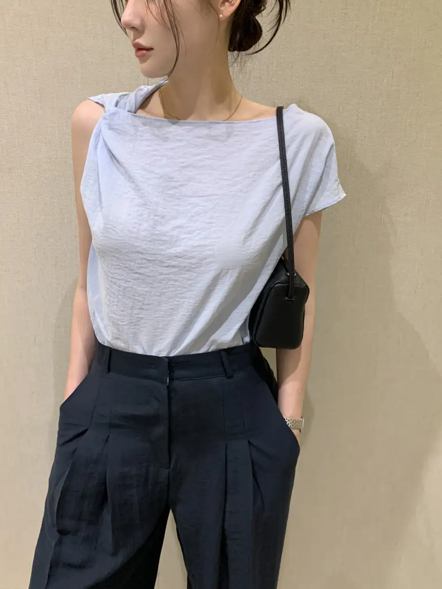 비대칭 넥라인 단색 반소매 블라우스 상세 이미지 18