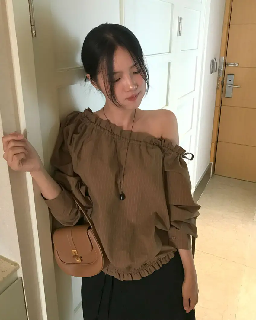 오프숄더 스트링 세로줄무늬 긴소매 셔츠 상세 이미지 1