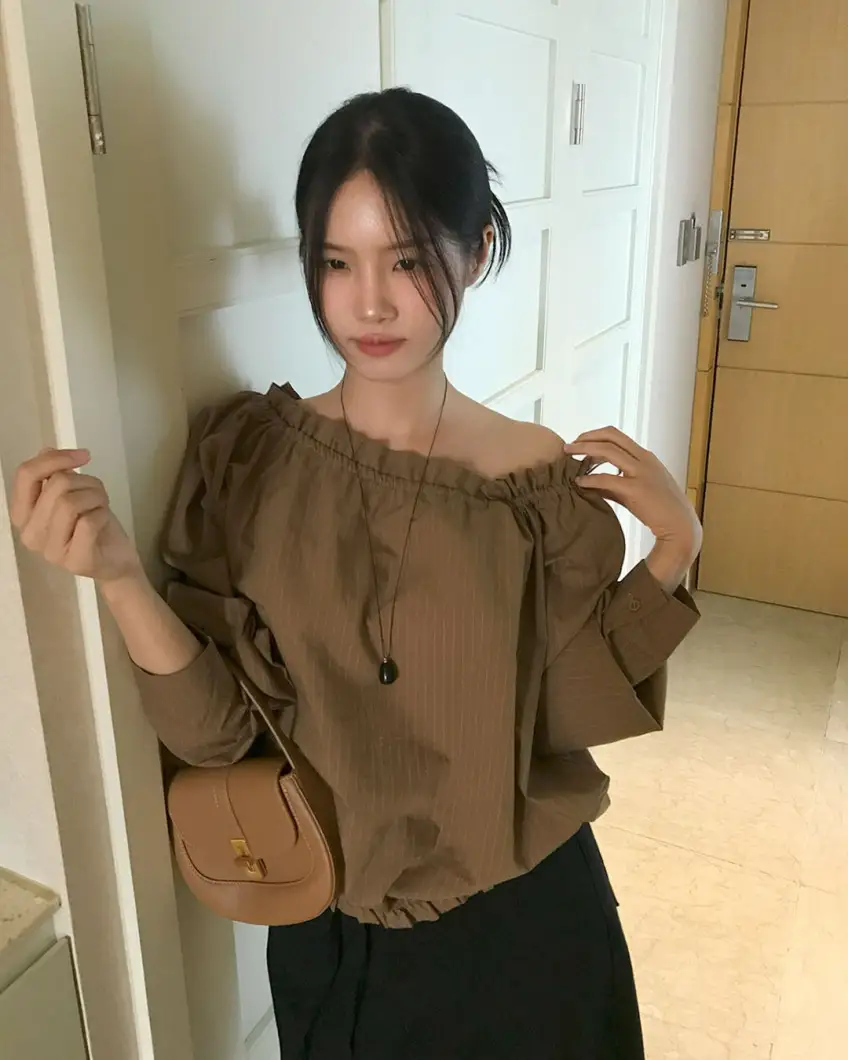 오프숄더 스트링 세로줄무늬 긴소매 셔츠 상세 이미지 3