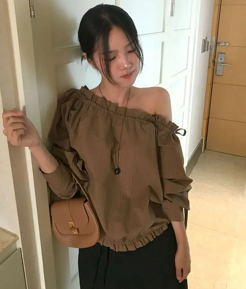 오프숄더 스트링 세로줄무늬 긴소매 셔츠 상세 이미지 5