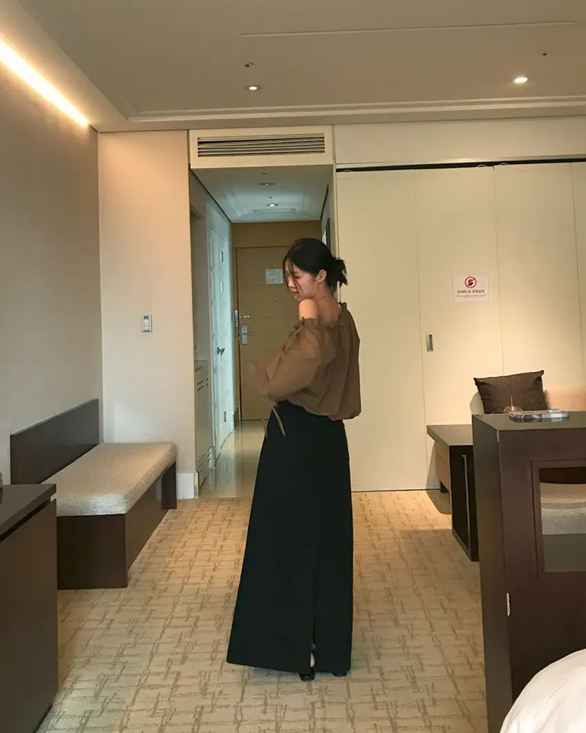 오프숄더 스트링 세로줄무늬 긴소매 셔츠 상세 이미지 11