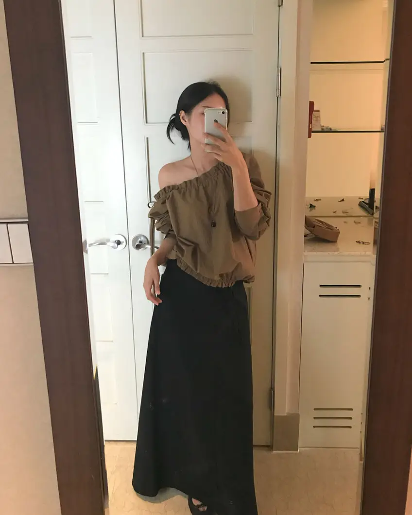 오프숄더 스트링 세로줄무늬 긴소매 셔츠 상세 이미지 14