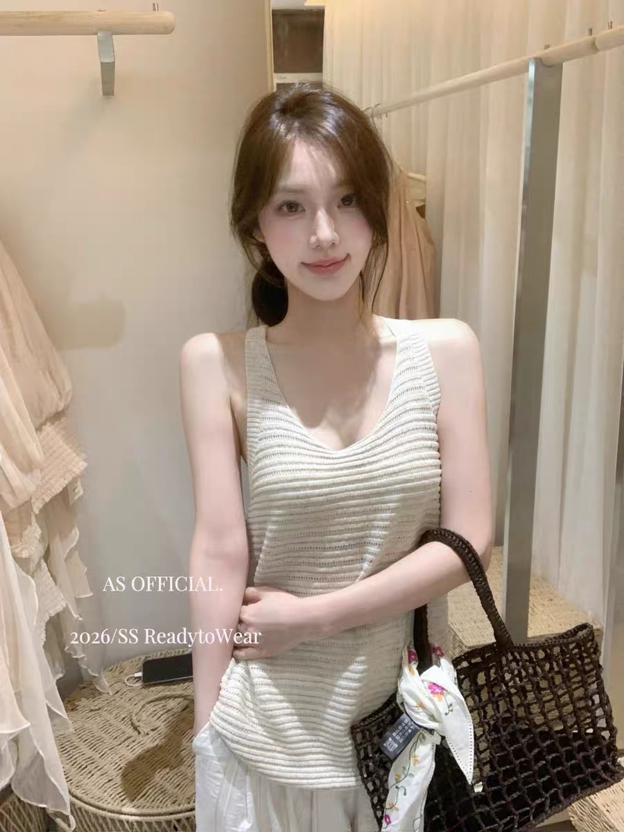 2026 여름 새로운 행침 목 홀로우 아웃 구덩이 기사 니트 조끼 한 부서 디자인 센스 순수한 욕망 백리스 u 칼라 슬립 맨위
