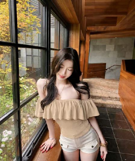 프랑스식 명문 여성 바람 디자인 센스 오프숄더 맨위 프릴 오프숄더 니트 반팔 여성 디자인 센스 튜브탑 티셔츠
