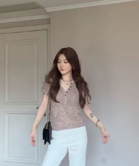 프랑스식 오래된 돈 바람 커피 색상 헨리 칼라 홀로우 아웃 작은 날다 소매 짠 셔츠 2026 여름 얇은 스타일 다용도 통기성 맨위
