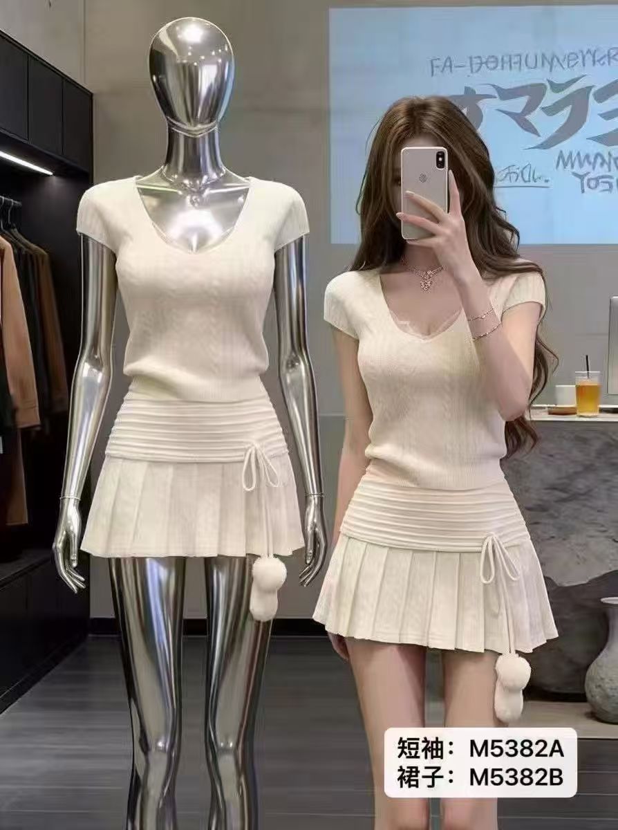 순수한 욕망 V넥 레이스 홀로우 아웃 니트 반팔 맨위 경기 가로 줄무늬 슬림해 보이는 플리츠 스커트 투피스 세트 2026 봄 아모이 k