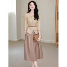 批发今年流行的漂亮高级感小洋装杏色短袖衬衫<b class='q'>半身裙</b>两件<b class='q'>职业</b>套装春夏
