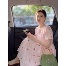 批发2026设计感法式粉色条纹樱桃短袖<b class='q'>连衣裙</b>女夏收腰气质长裙大码女装