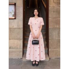 批发2026设计感法式粉色条纹樱桃短袖连衣裙女夏收腰气质长裙<b class='q'>大码</b><b class='q'>女装</b>
