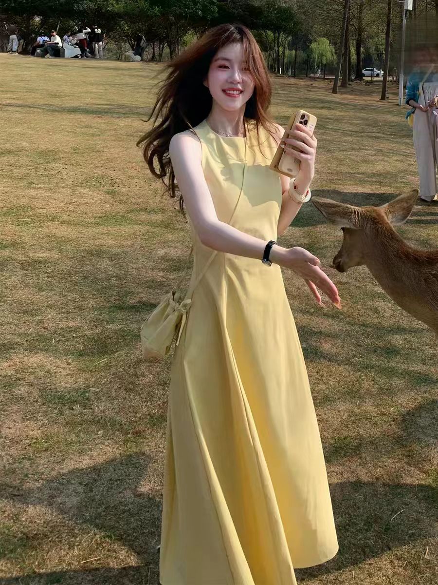 황색 부드러운 바람 민소매 조끼 여성 드레스 2026 여름 새로운 디자인 센스 허리 수축 슬림해 보이는 중간 길이 치마