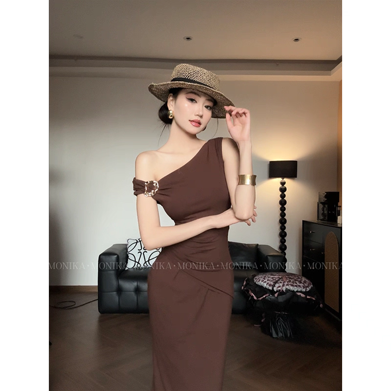 프랑스식 핫걸 비스듬한 칼라 오프숄더 주름 허리 수축 드레스 여성 의류 여름 새로운 몸매 가꾸기 슬림해 보이는 롱 코트 타이트 스커트